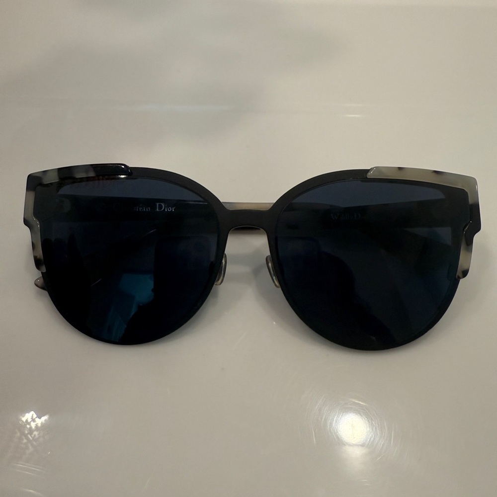 Dior Stylish Tortoise Shell Sunglasses - Picture 2 of 6